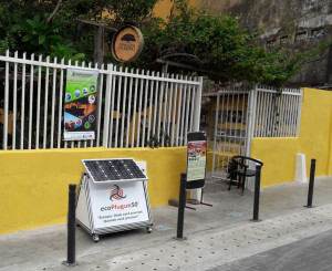 Entrada do restaurante no dia ensolarado de energia renovável.